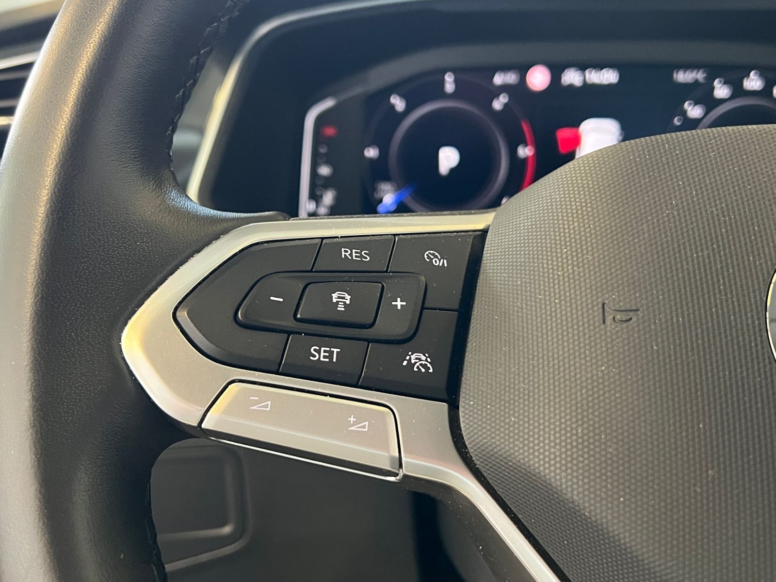 Fahrzeugabbildung Volkswagen Tiguan Elegance 2.0 TDI DSG *AHK, Matrix-LED, Na