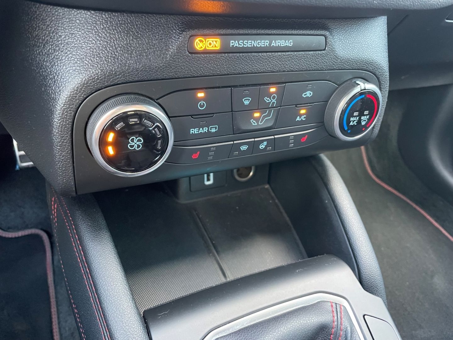 Fahrzeugabbildung Ford Focus ST-Line Kamera LED Abstandstemp Navi