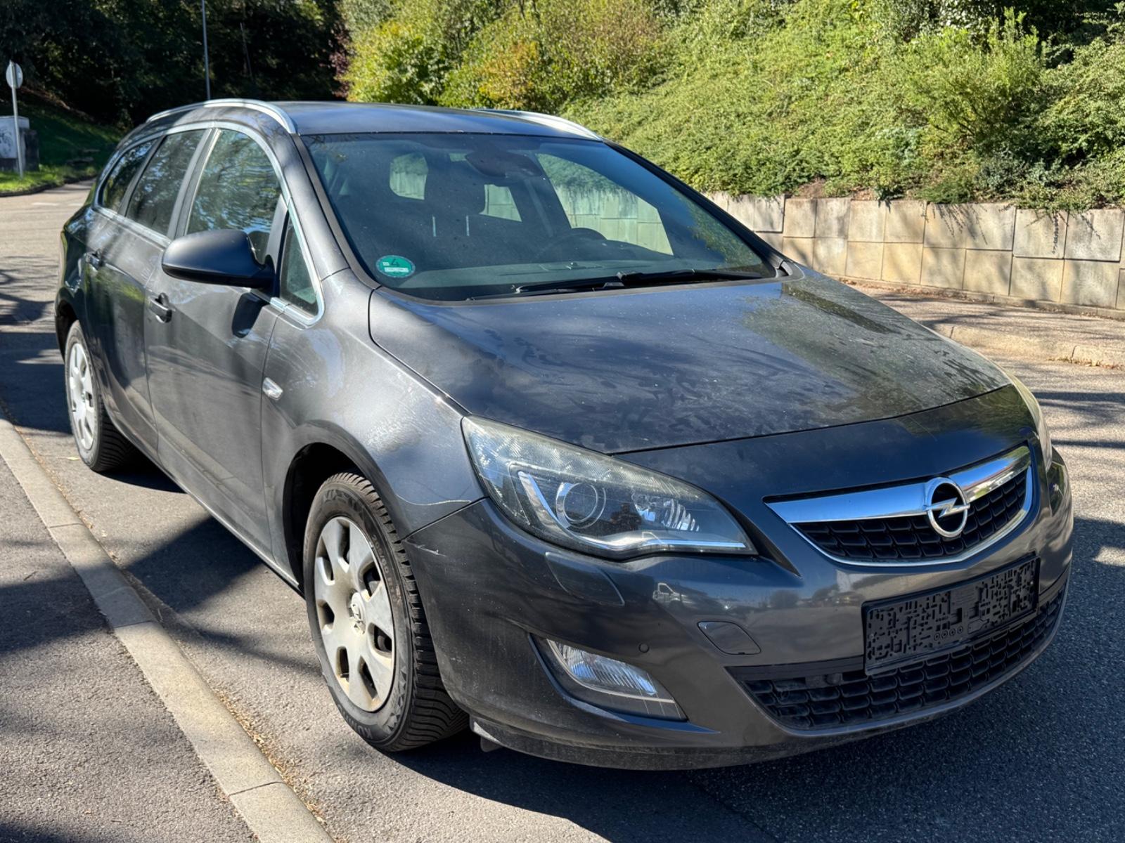 Opel Astra 2011 — interior