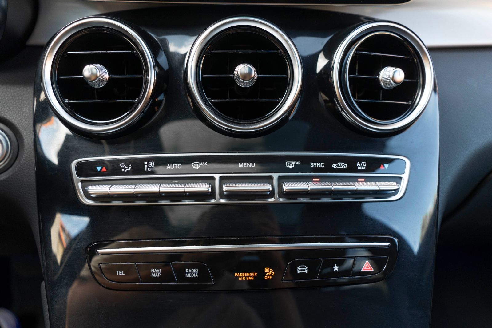 Fahrzeugabbildung Mercedes-Benz GLC 300 4MATIC LED 360° PANO TOTW NAV OFFROAD