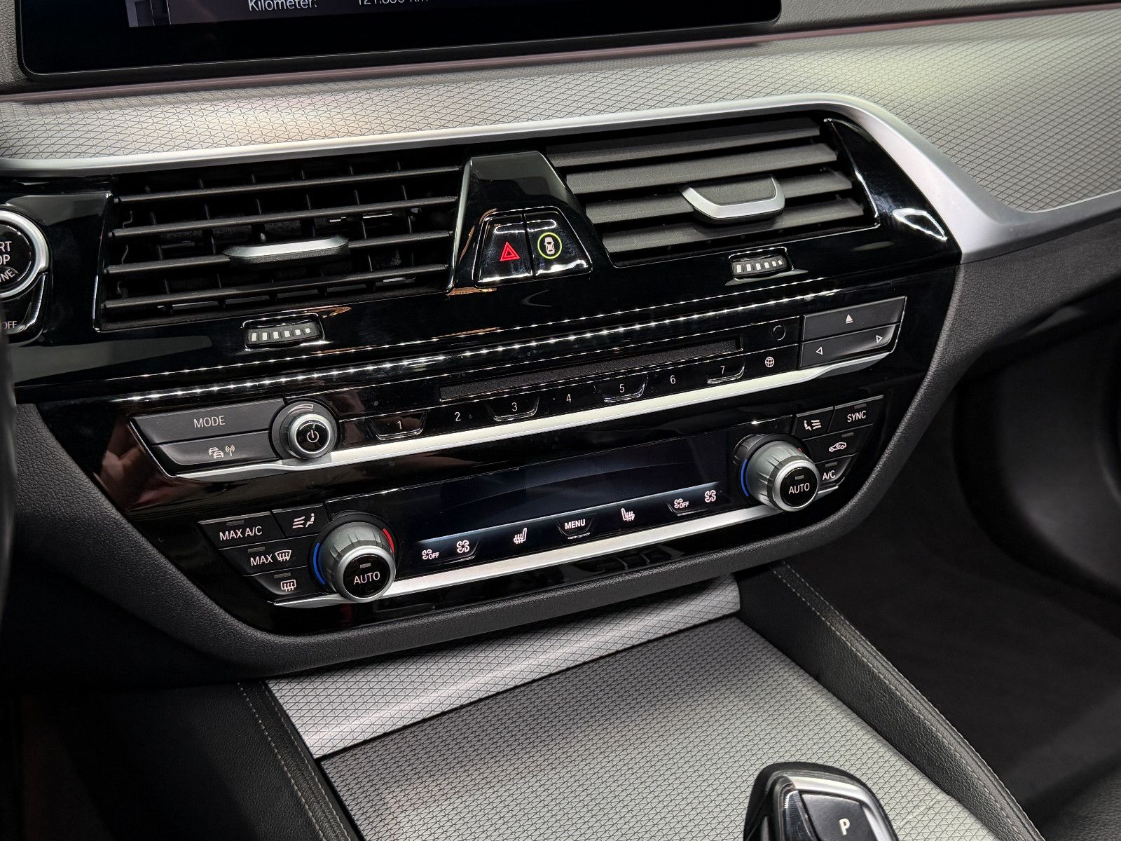 Fahrzeugabbildung BMW 540i Touring xDrive M Sport|HIFI|HuD|PANO|KEYLES