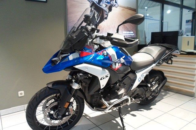 Fahrzeugabbildung BMW R1300GS Style Trophy mit Enduro Paket & Akra.