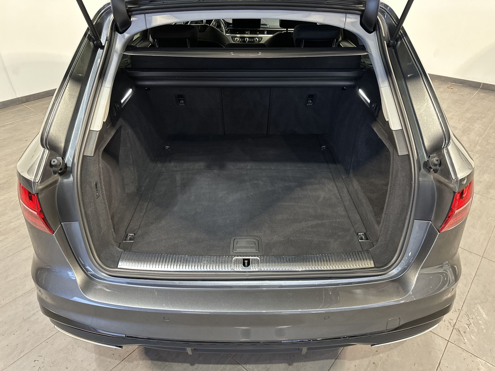 Fahrzeugabbildung Audi A4 Avant 35 TDI S-Line Black NAV+LED+AHK+KAMERA