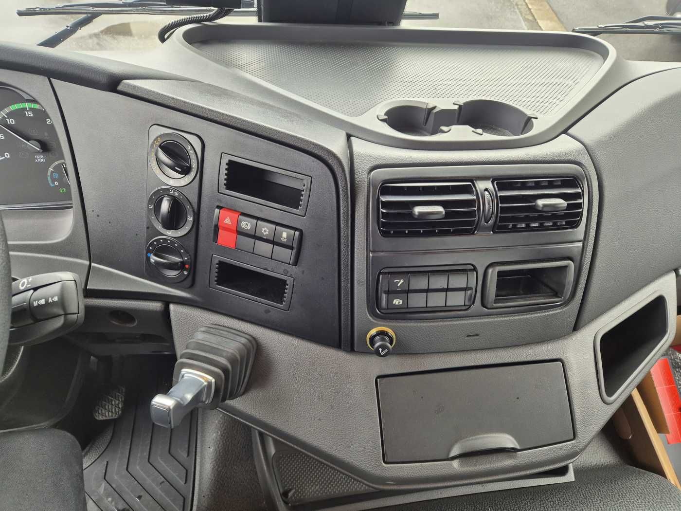 Fahrzeugabbildung Mercedes-Benz Atego 1527 L L-Haus LBW Palfinger 1.500kg 2 Bett