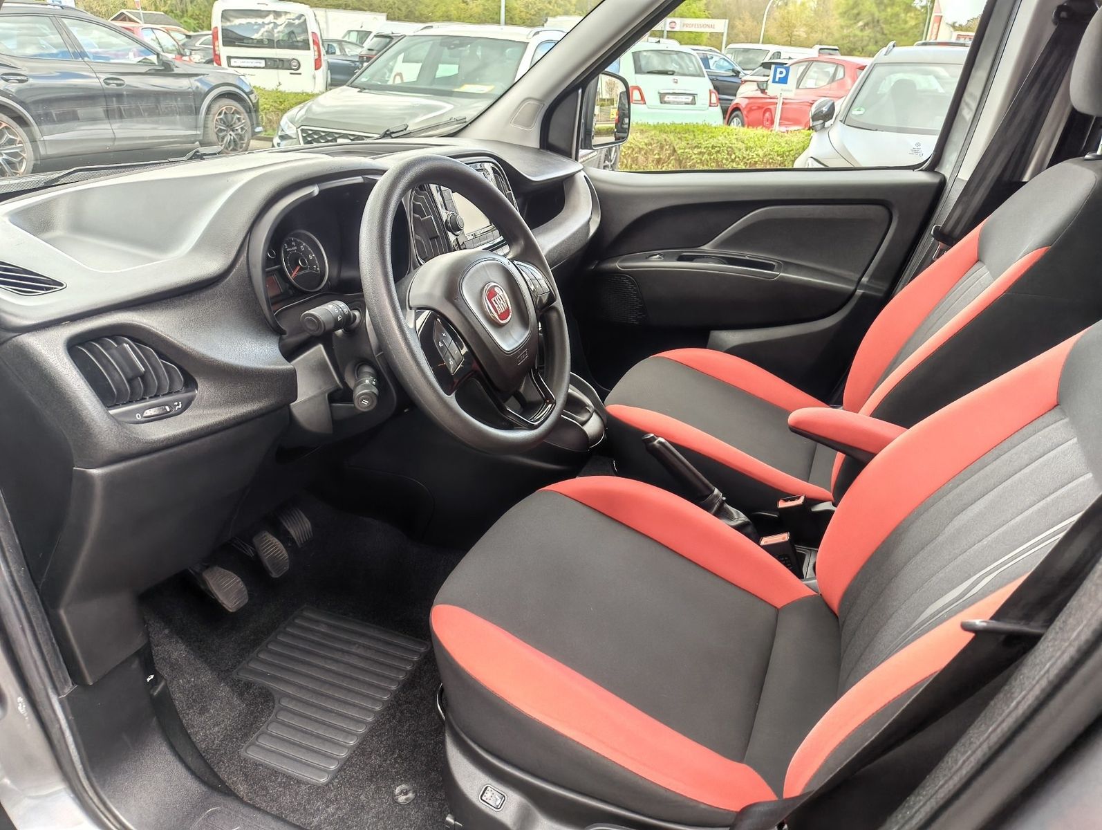 Fahrzeugabbildung Fiat Doblo Kombi Maxi SX 1.6 Mjet 5 Sitzer + AHK