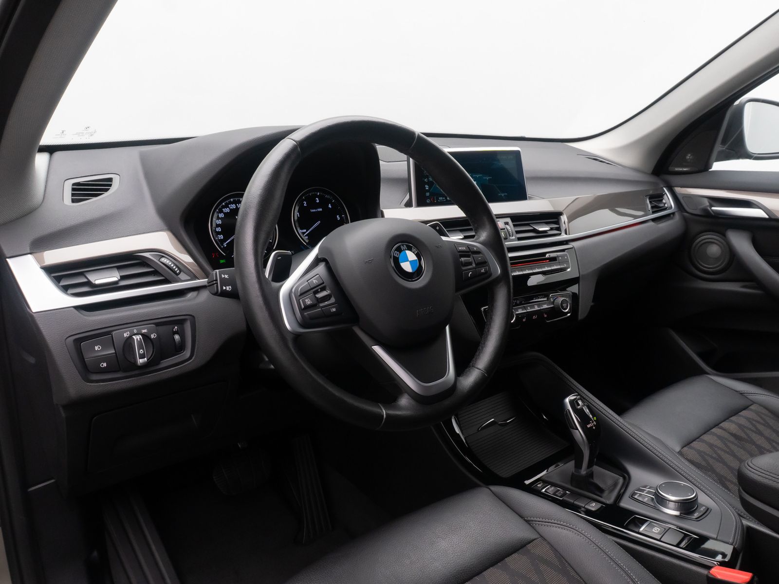 Fahrzeugabbildung BMW X1xD20d xLine Kamera HUD Alarm H/K NaviPlus 18"