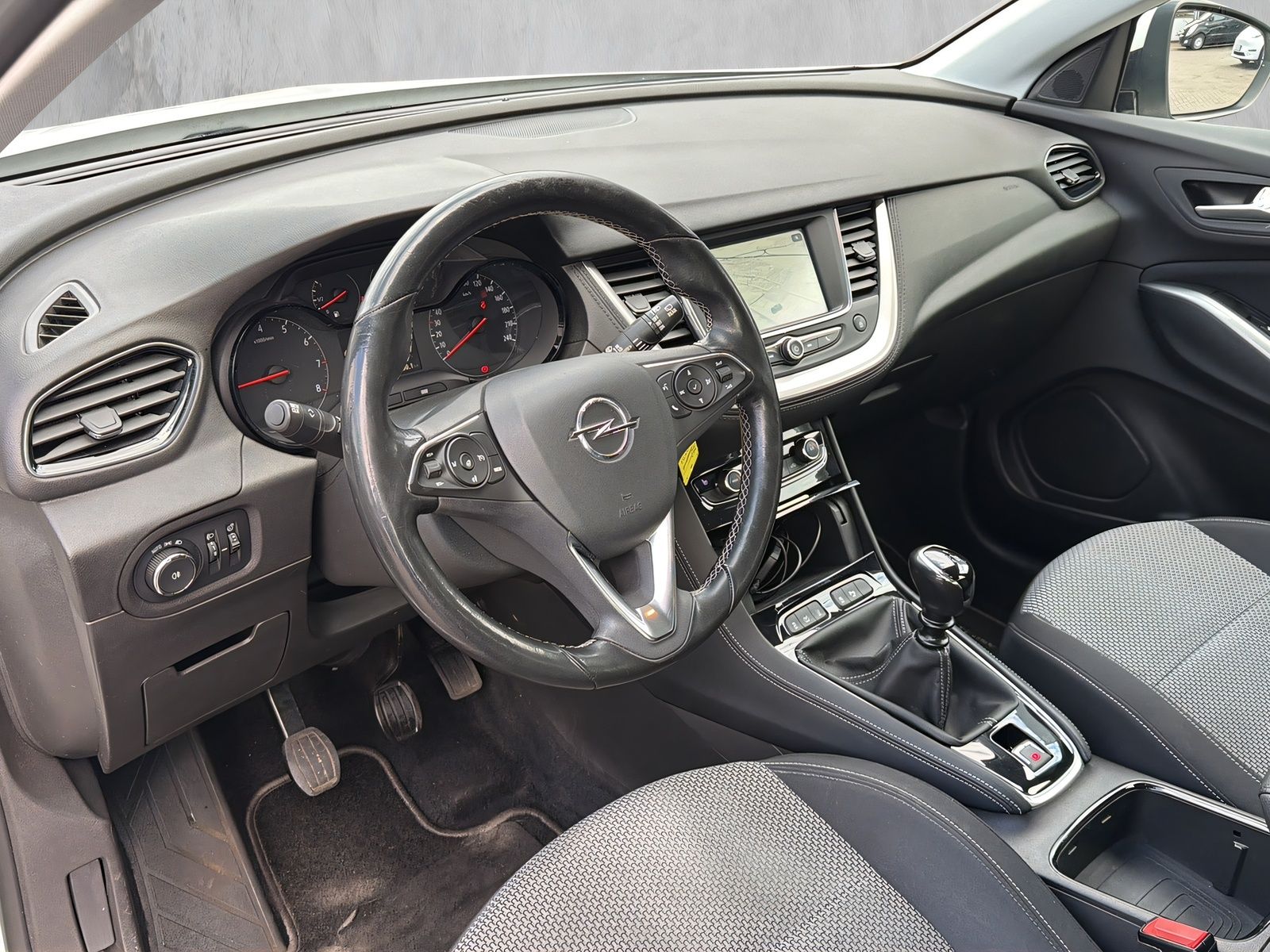 Fahrzeugabbildung Opel Grandland Edition SITZHEIZ. PDC 2 ZONEN KLIMAAUT