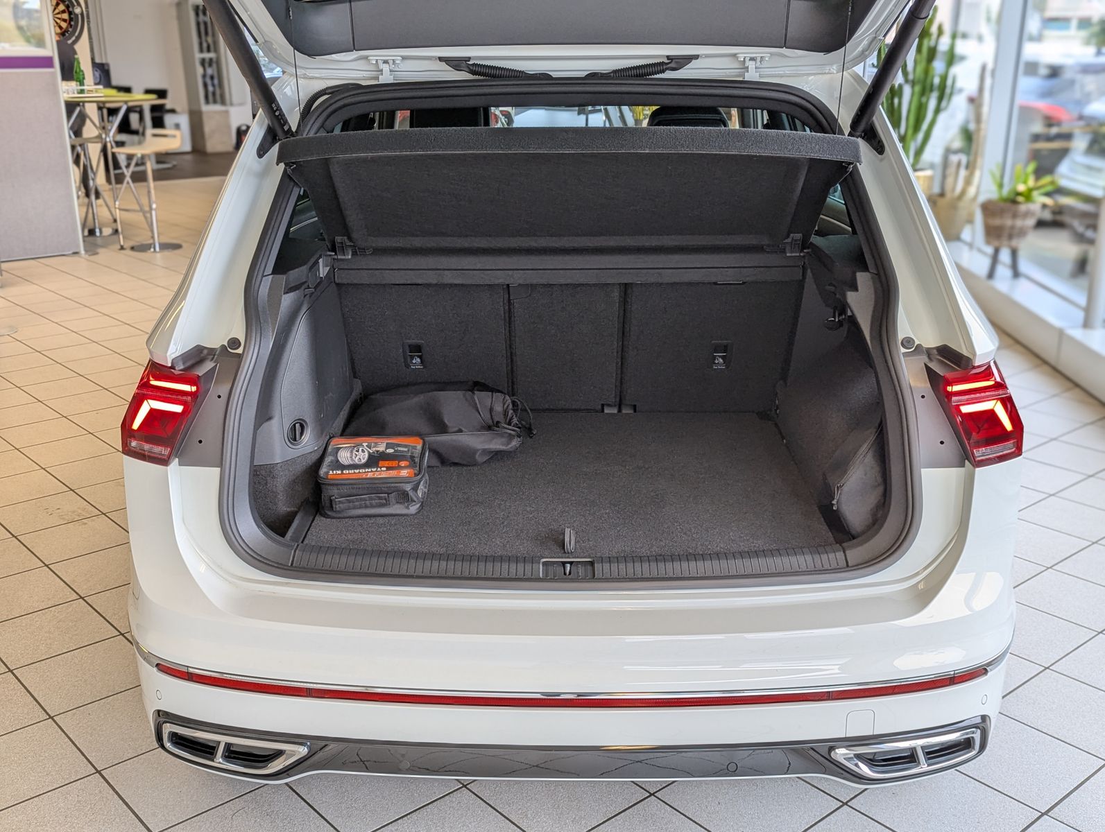 VW Tiguan R-Line eHybrid Matrix Kamera DCC ACC 20" - Image 16