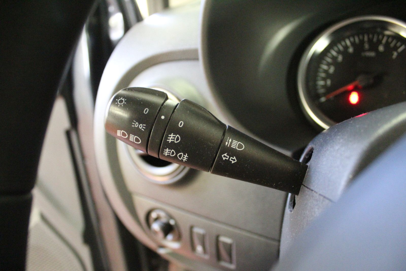 Fahrzeugabbildung Dacia Dokker 1.6 SCe 100 Laureate *Allwetterreifen*