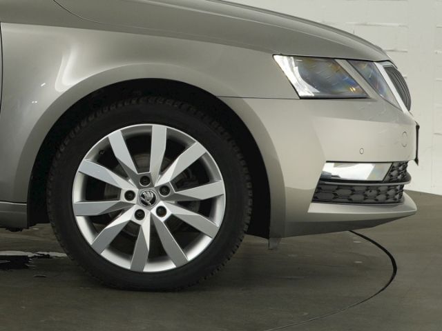 Octavia COMBI AMBITION TDI+NAVI+SITZHEIZUNG+PARK