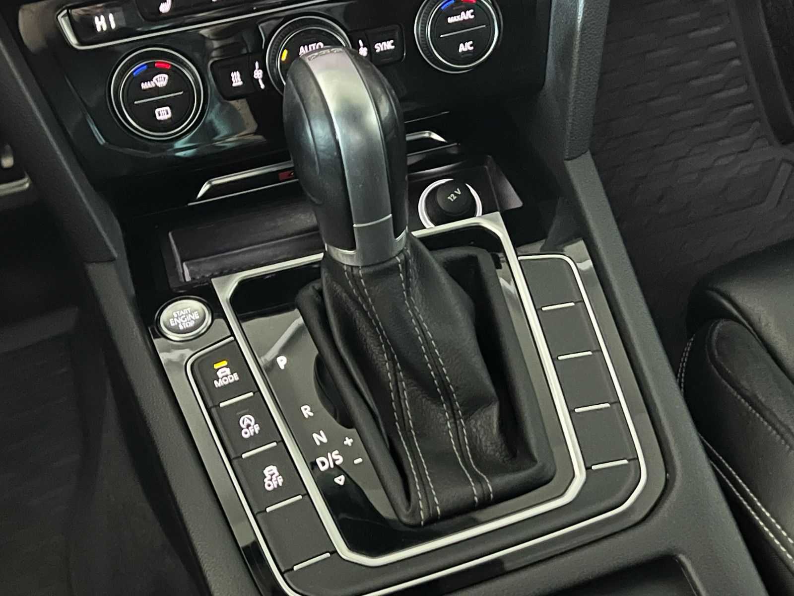 Fahrzeugabbildung Volkswagen Passat Lim. Highline 4Motion R-LINE/ACC/AHK/STHZ