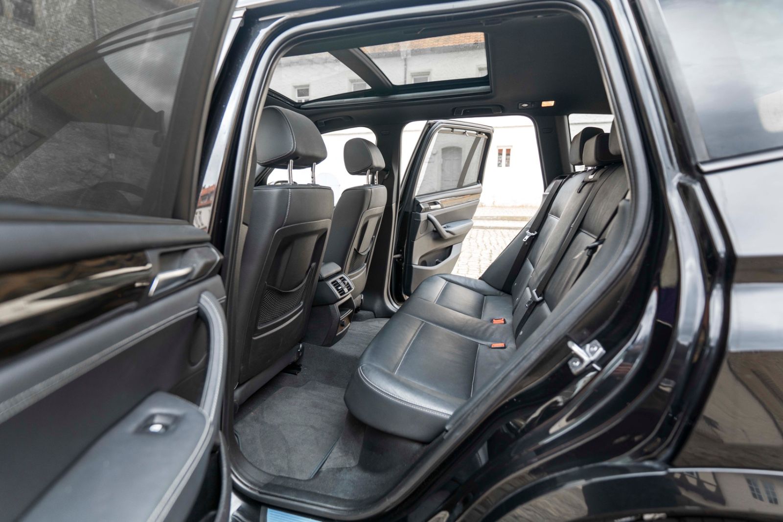 Fahrzeugabbildung BMW X3 xDrive35i M Sport HIFI KAM NAV SZH PANO M+S