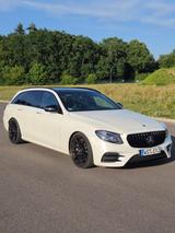 Mercedes-Benz E 400 4MATIC T AMG Line Autom. AMG Line - weiße Mercedes-Benz E 400