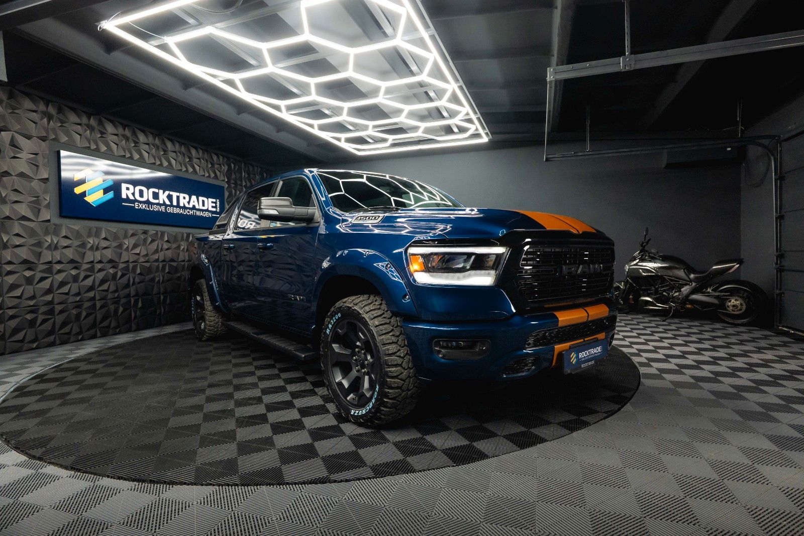 Fahrzeugabbildung Dodge RAM 5.7 V8 HEMI 4x4 OFFROAD Night-Paket *LED*19%