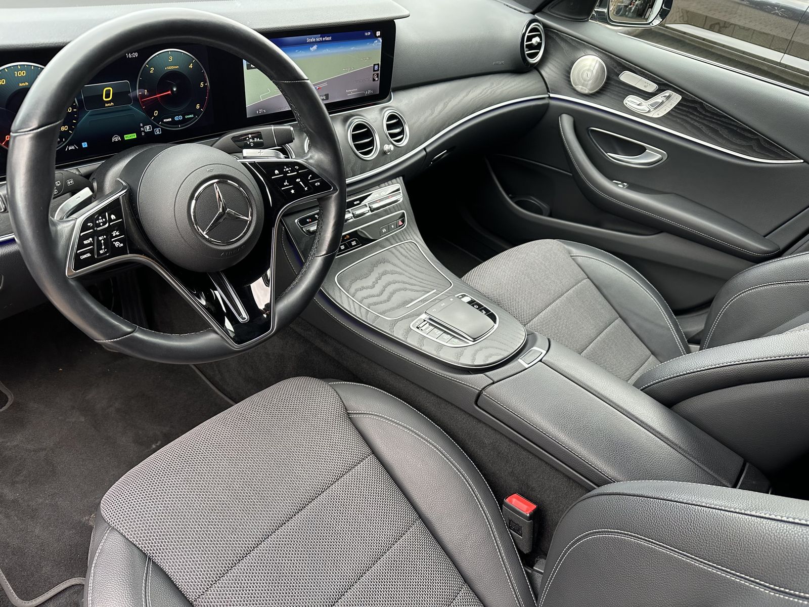 Fahrzeugabbildung Mercedes-Benz E 220d T Avantgarde NAV+LED+360°+WIDE+BURMEISTER
