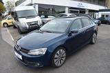 Volkswagen Jetta Highline *TEILLEDER*SITZHZ*18 ZOLL*PDC*AHK - blaue Volkswagen Jetta