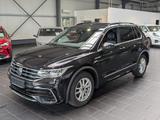 Volkswagen Tiguan 2.0 TDI SCR DSG R-Line AHK Navi 1.Hand - VW Tiguan Gebrauchtwagen in Mannheim