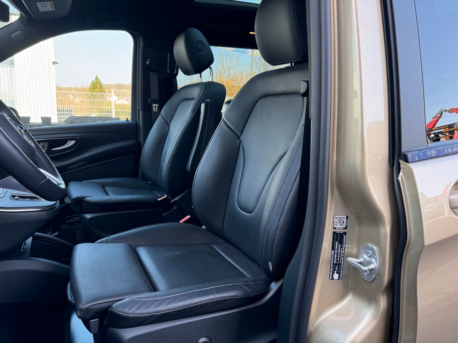 Fahrzeugabbildung Mercedes-Benz V 300 d 4MATIC AVA AMG AIRMATIC AHK DISTRONIC