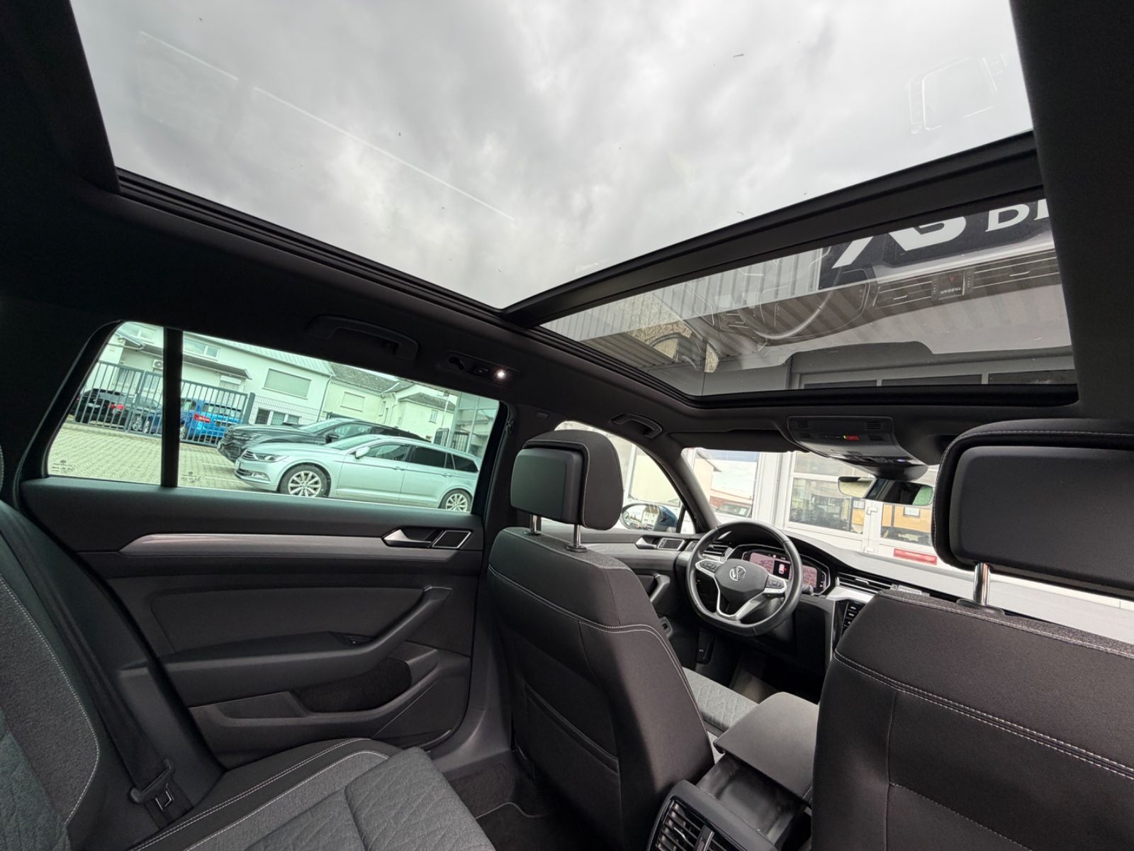 Fahrzeugabbildung Volkswagen Passat Business/AHK/Pano/LED/R-Cam/CarPlay/NAVI