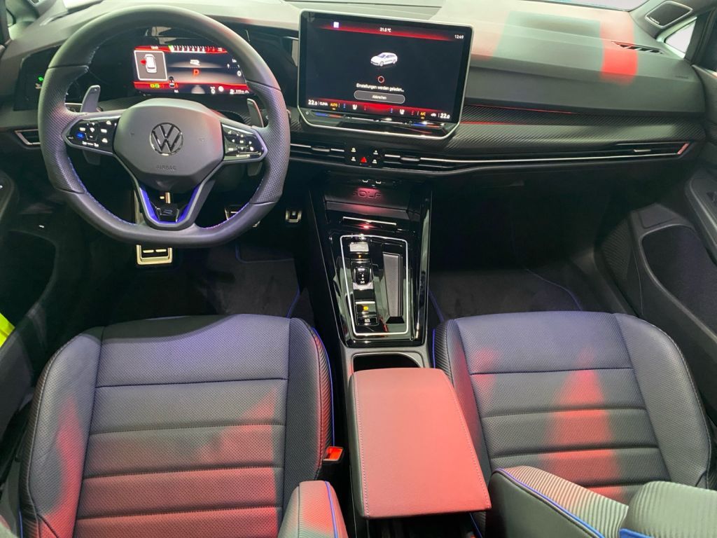 Fahrzeugabbildung Volkswagen Golf Variant R Black Style Harman Carbon VMax270