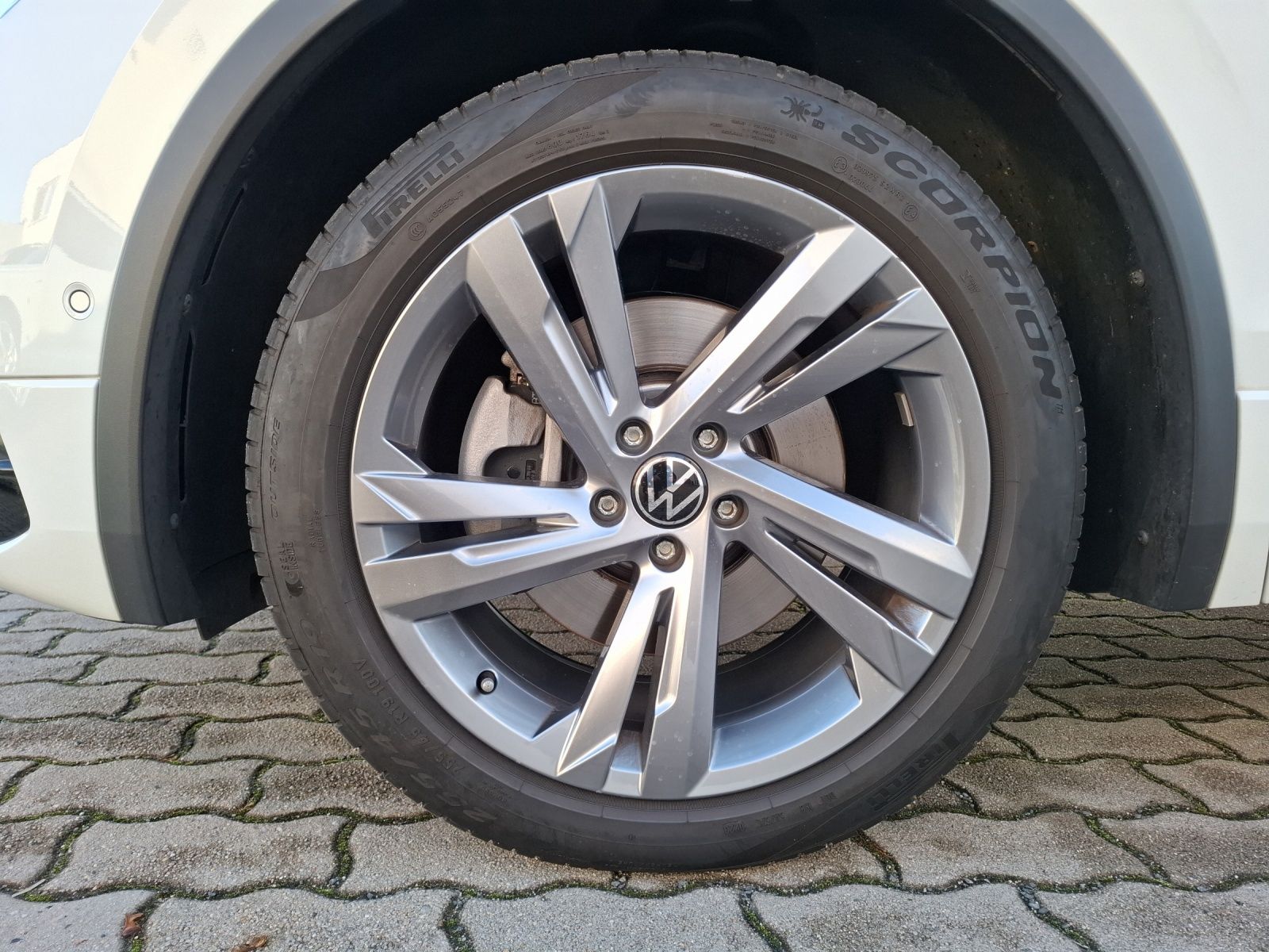 Fahrzeugabbildung Volkswagen Tiguan eHybrid R-Line DSG Matrix AHK Navi Pano A