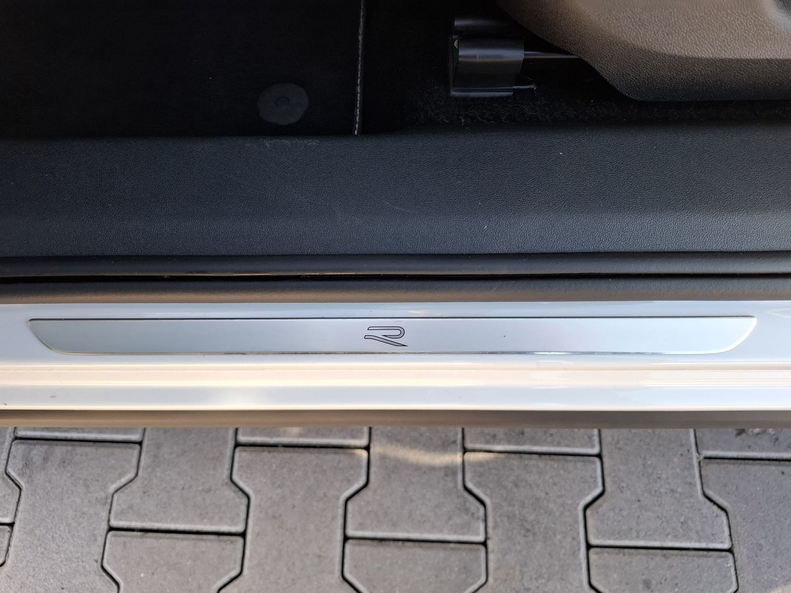 Fahrzeugabbildung Volkswagen Tiguan 2.0 TDI 4M R-Line BLACK*PAN*HK*AHK*MATRIX