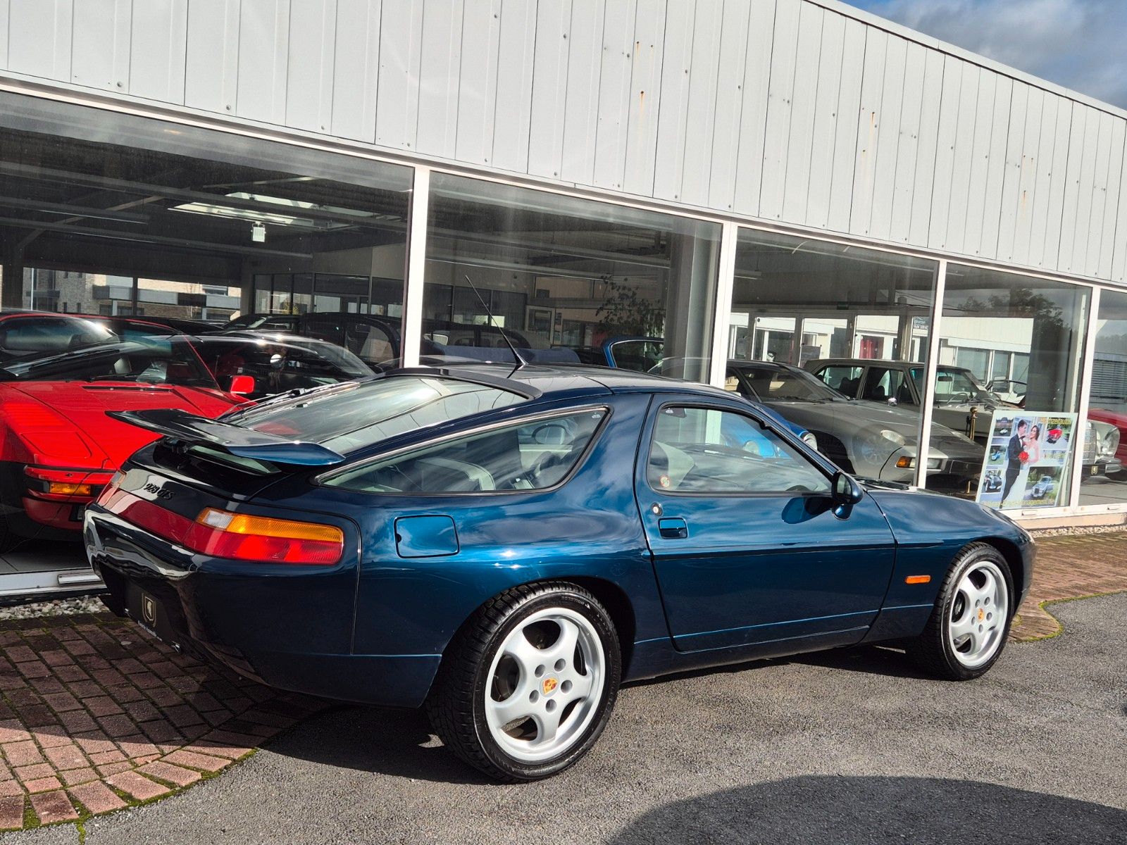 Fahrzeugabbildung Porsche 928 GTS/Deutsch/Kpl. Historie/SD/Blau mit grau