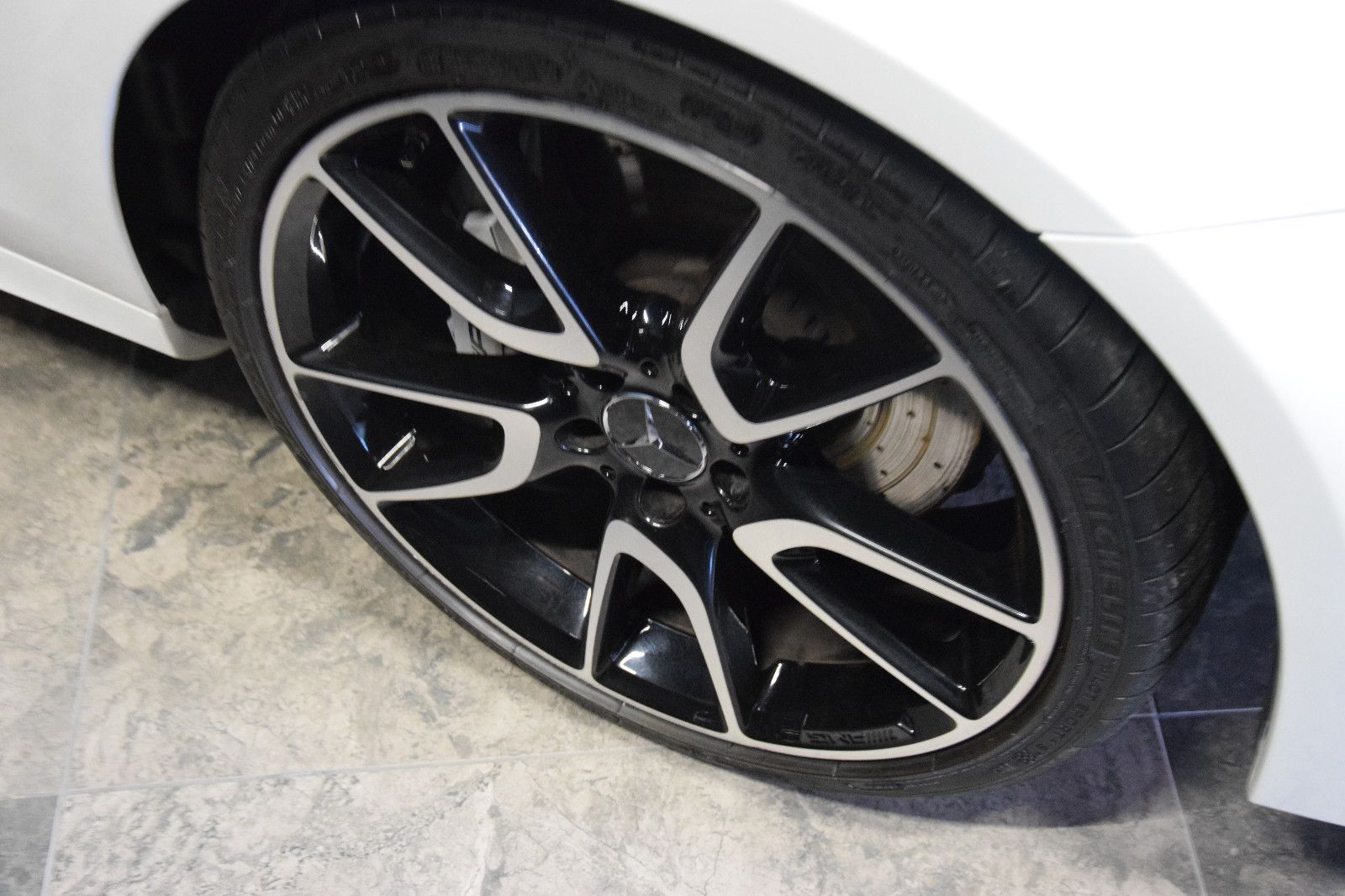 Fahrzeugabbildung Mercedes-Benz E43 AMG 4Matic Limousine Pano Burmeser Night 20"