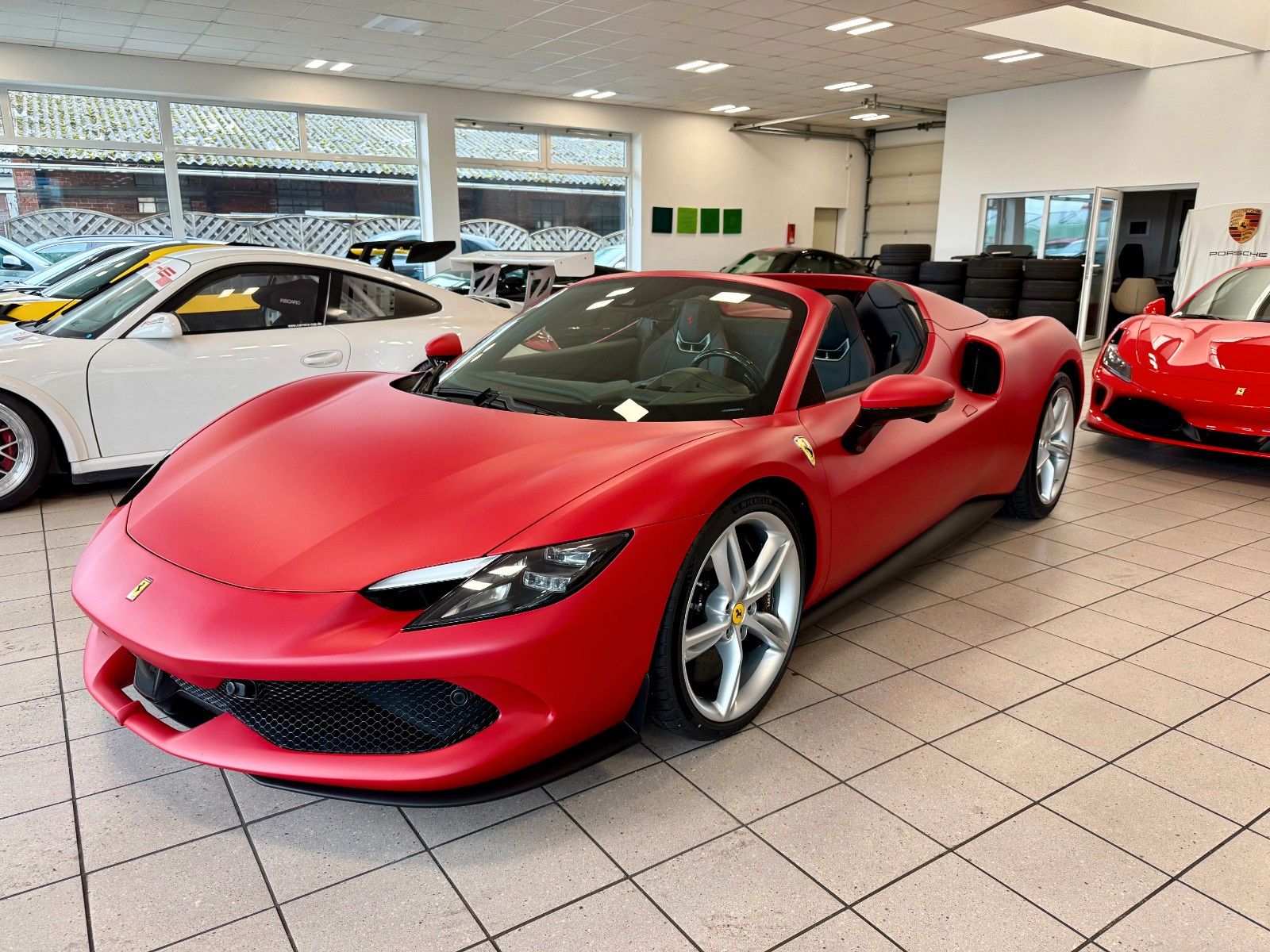 Fahrzeugabbildung Ferrari 296 GTS "Special Color" / LIFT / SURROUND VIEW