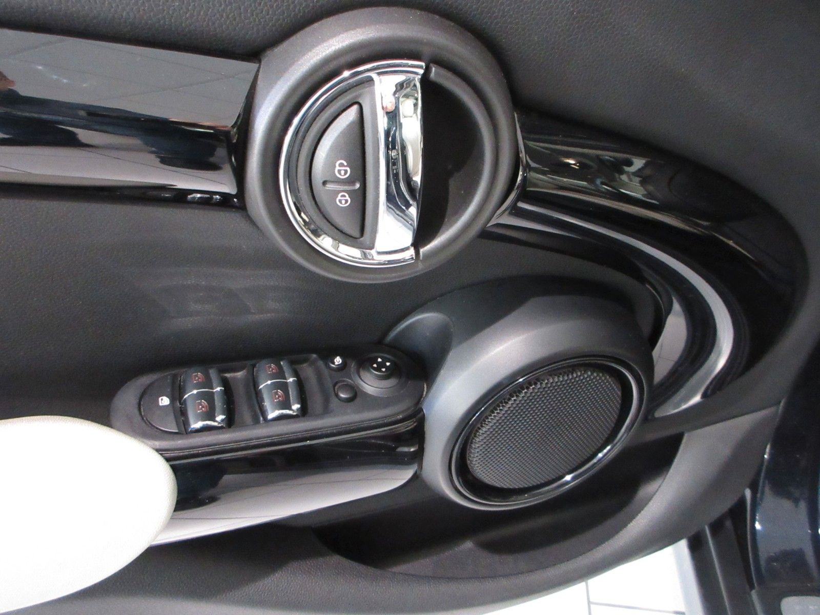 Fahrzeugabbildung MINI Mini Cooper Classic Trim LED/NAVI/SHZ/PANO/LEDER