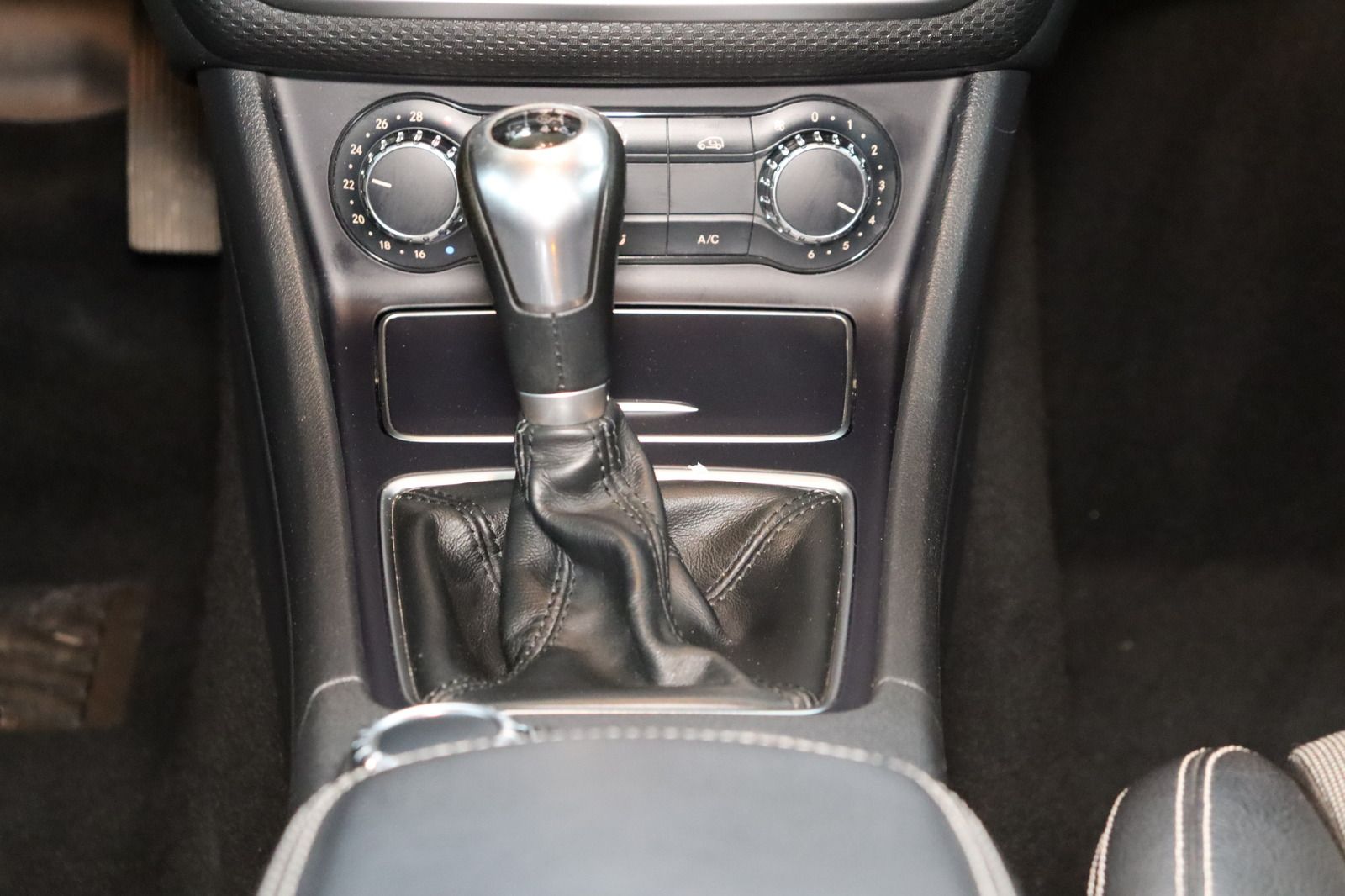 Fahrzeugabbildung Mercedes-Benz A 180 d * Navi * PDC * HU/AU neu