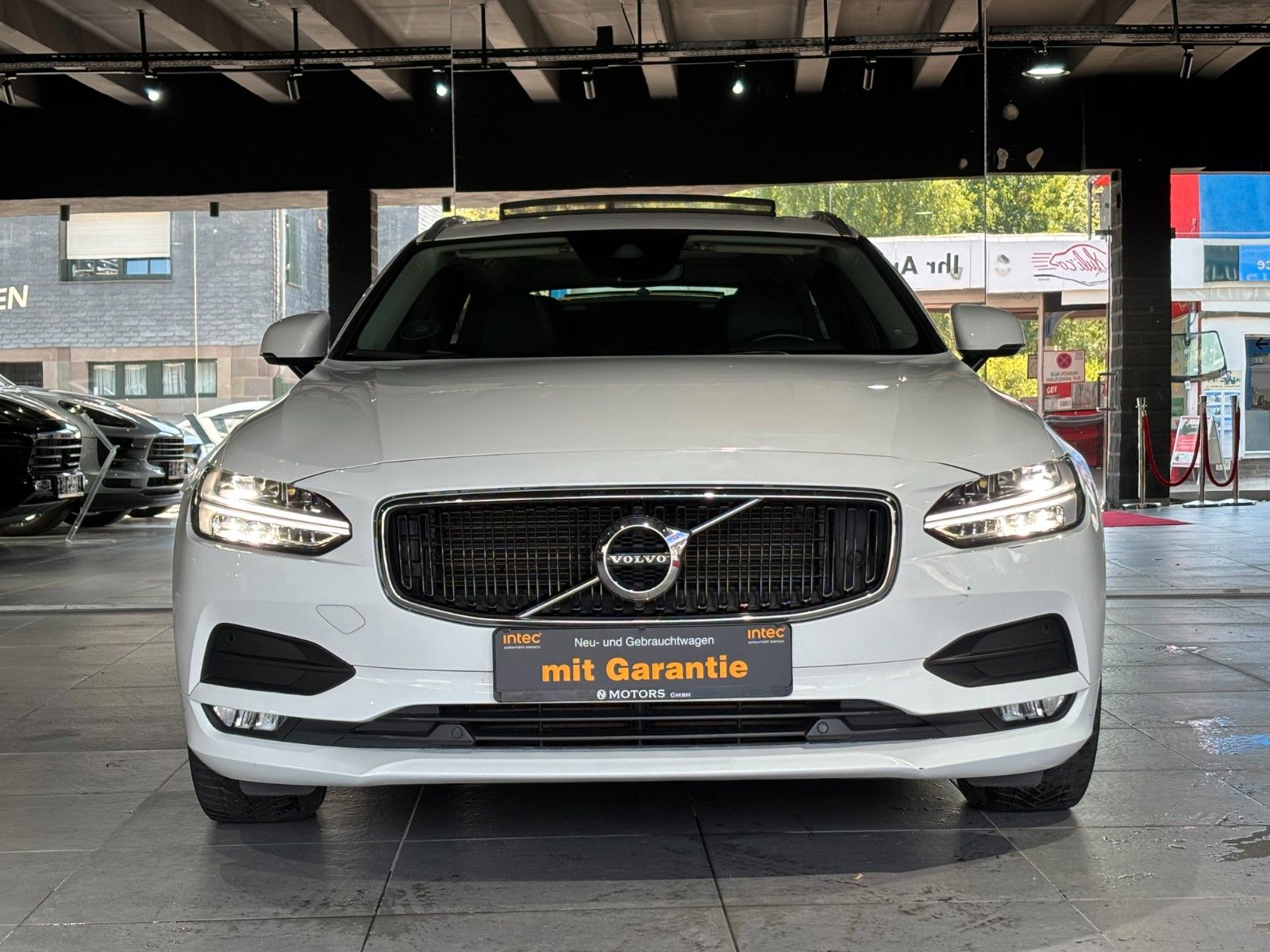 Fahrzeugabbildung Volvo V90 Momentum /KAMERA/PANO/AHK/SHZ/ACC++/LED