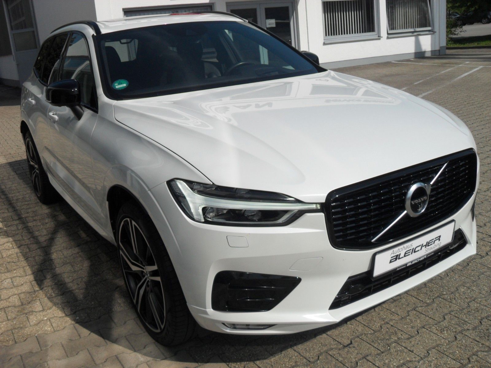 Fahrzeugabbildung Volvo XC 60 B5 R Design AWD | HeadUp |Bowers&Wilkins