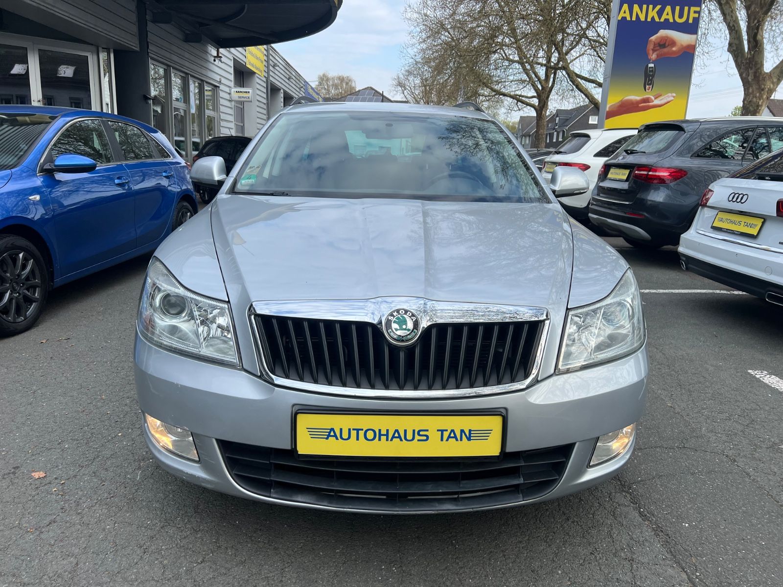 Fahrzeugabbildung SKODA Octavia 1.6 TDI Combi Family * NAVI *AHK*