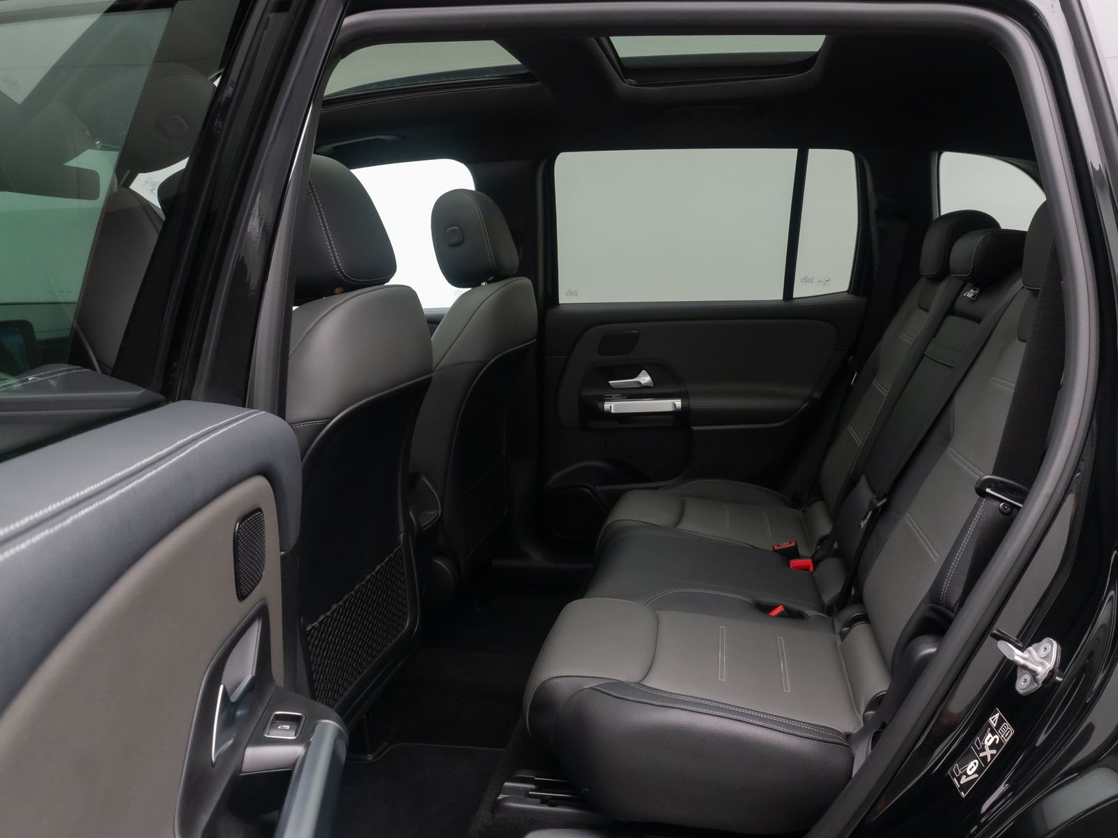 Fahrzeugabbildung Mercedes-Benz GLB 220d AMG Line SoundSys 360&deg;Panorama Standhzg