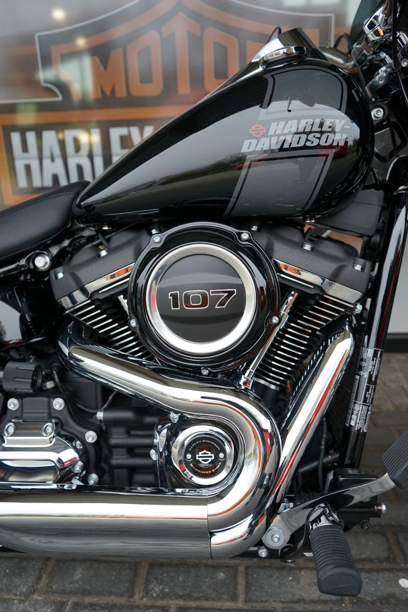 Fahrzeugabbildung Harley-Davidson Softail Sport Glide 107 Sofort Verfügbar 2024