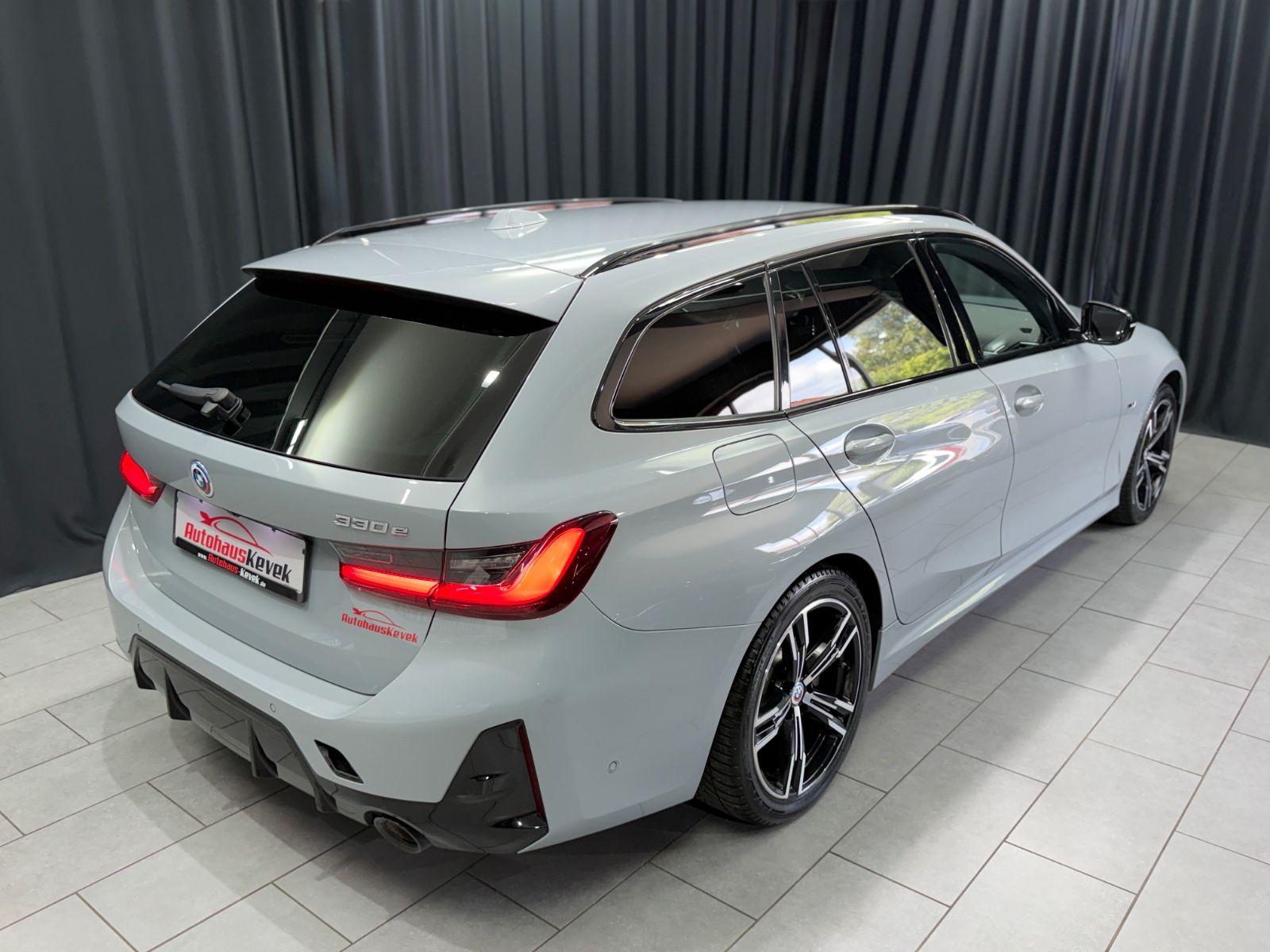 Fahrzeugabbildung BMW 330e Touring M Sport|HEAD-UP|NAVI|HIFI|WIDESCREE