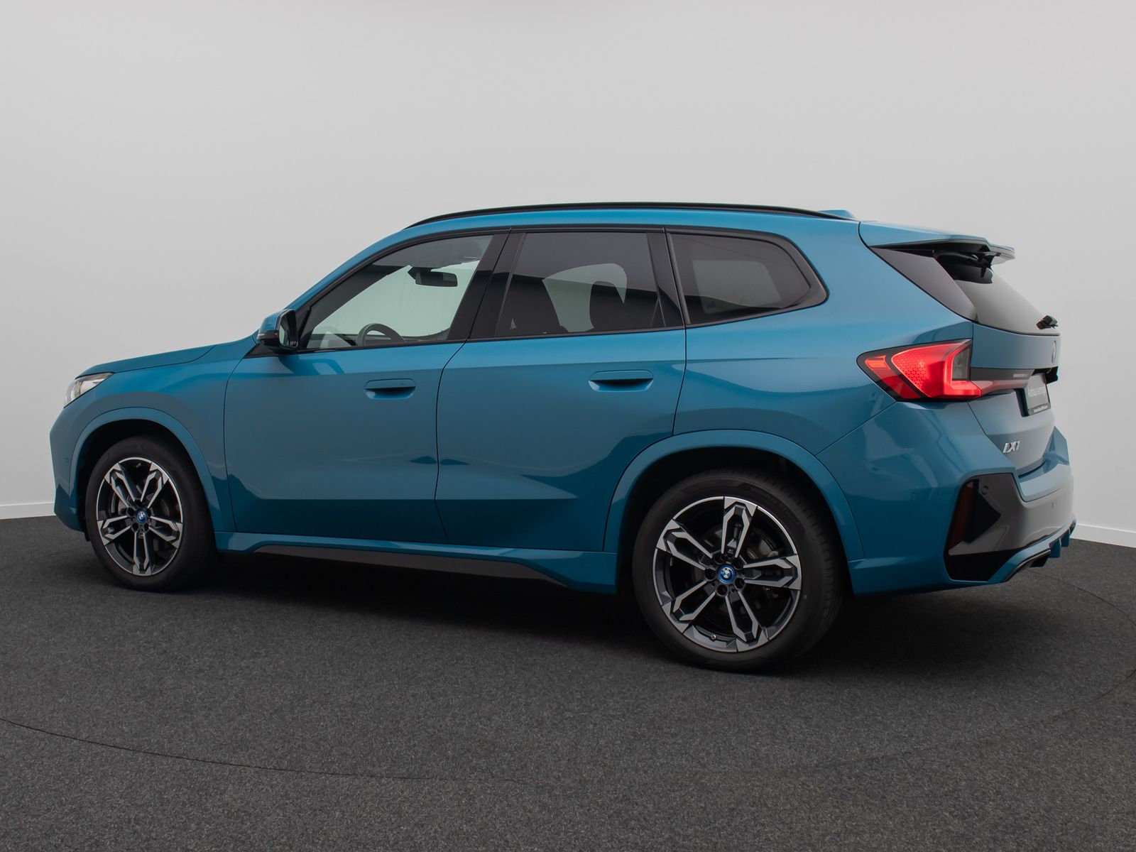 Fahrzeugabbildung BMW iX1 xD30 M Sport Panorama 360°HUD DAB H/K 19Zoll
