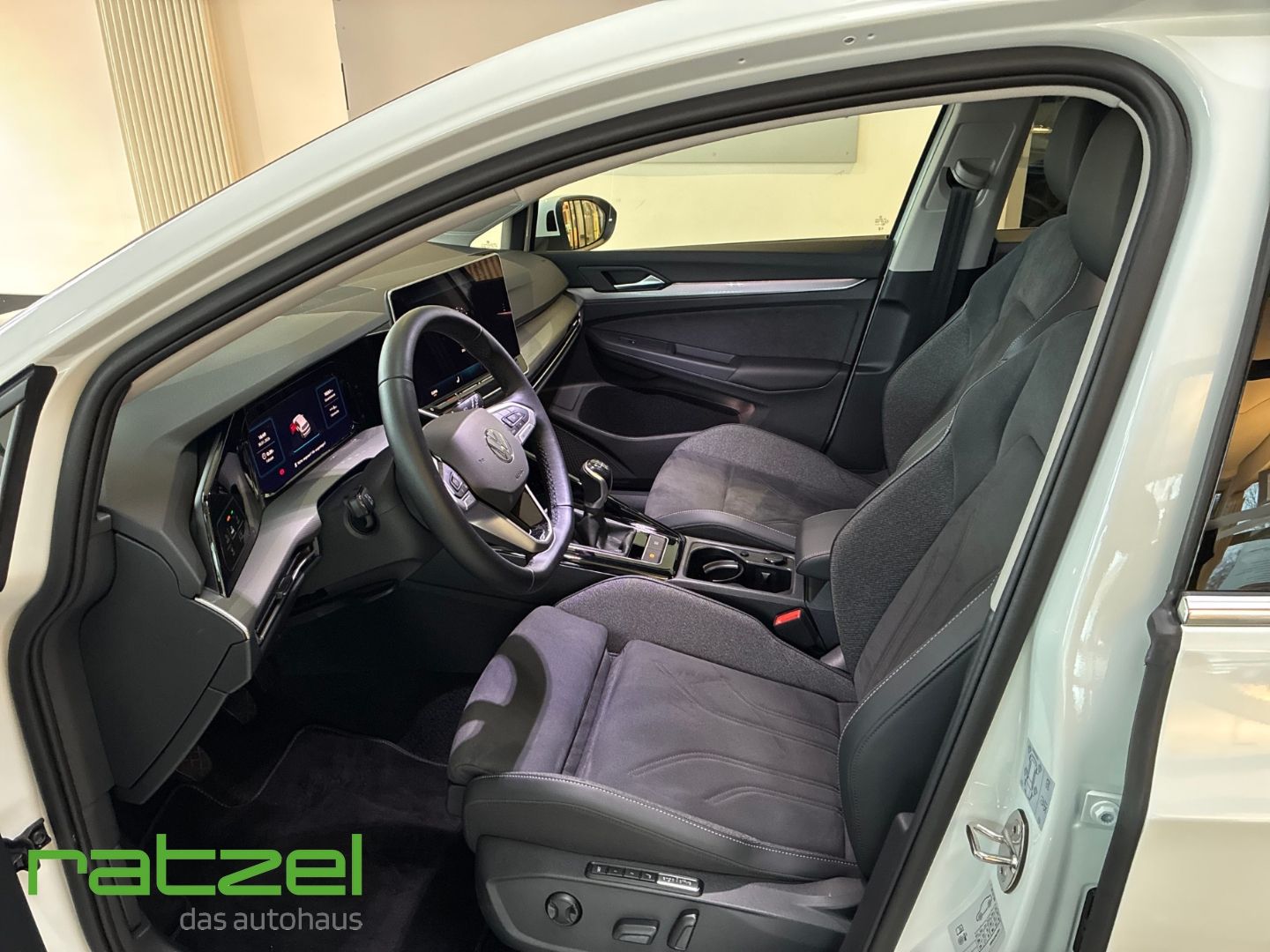 Fahrzeugabbildung Volkswagen Golf VIII 1.5 TSI Style HUD AHK Navi Memory Kame