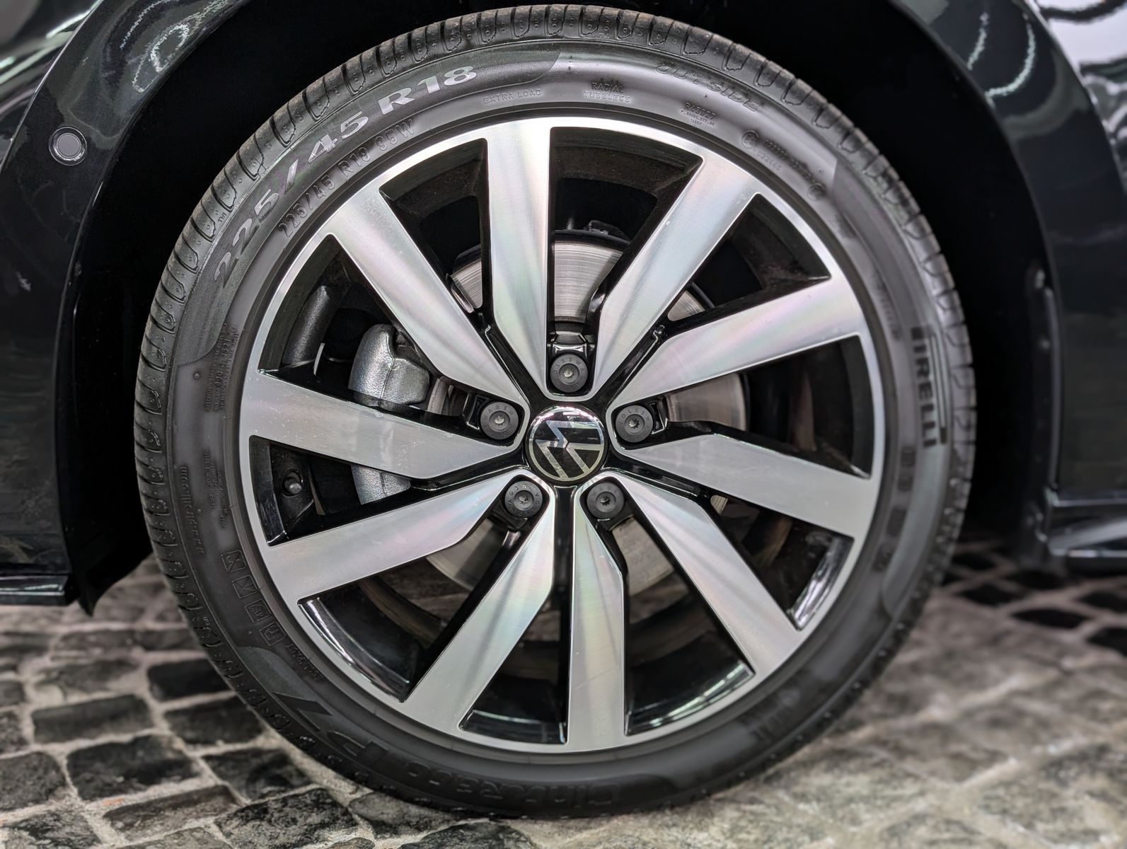 Fahrzeugabbildung Volkswagen Touran R-LINE HIGHLINE BLACK PANO AHK 7S KINDERS