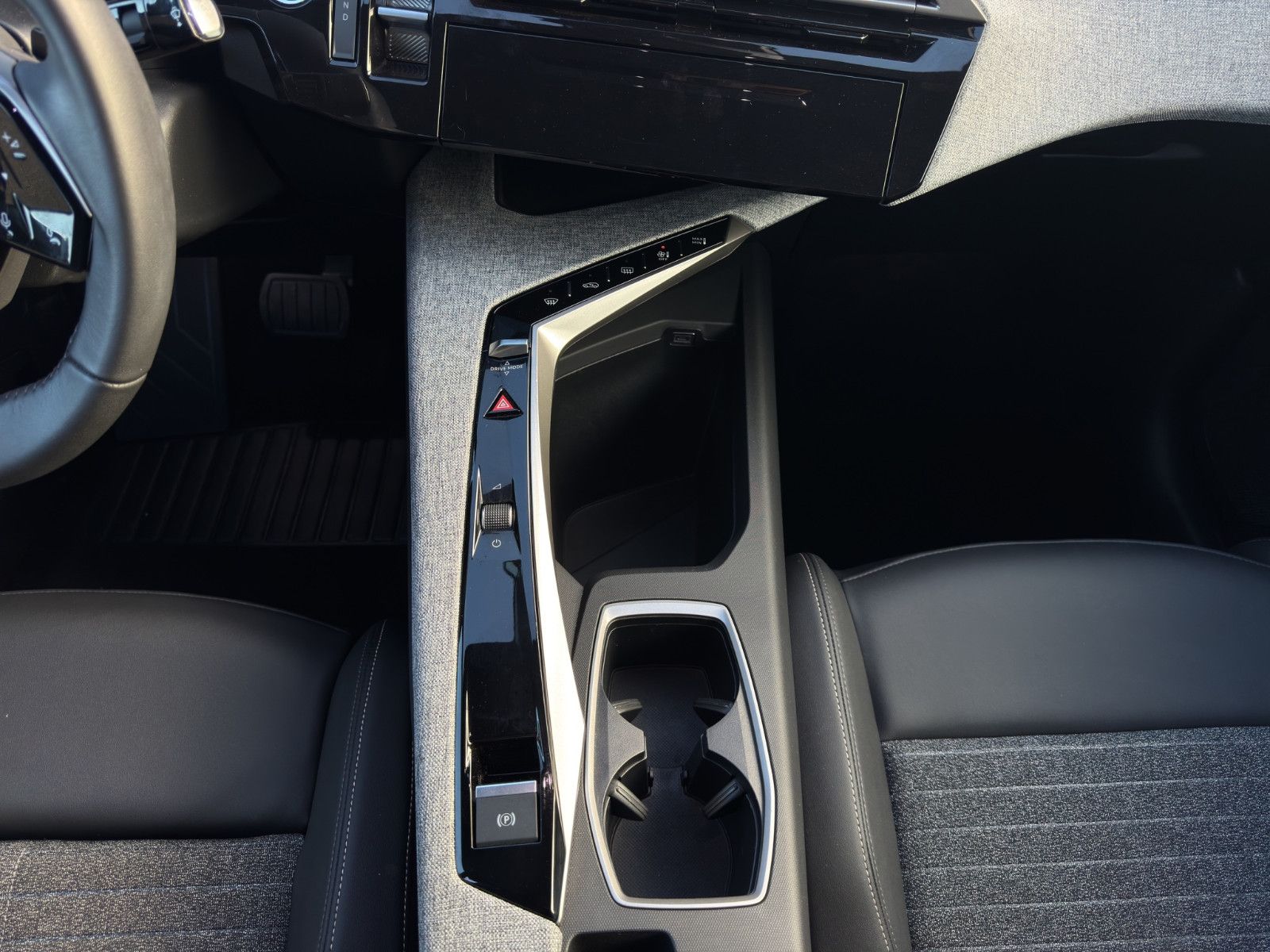 Fahrzeugabbildung Peugeot 3008 Allure *Wärmepumpe*LED*180°Cam*SitzHZ*DAB*