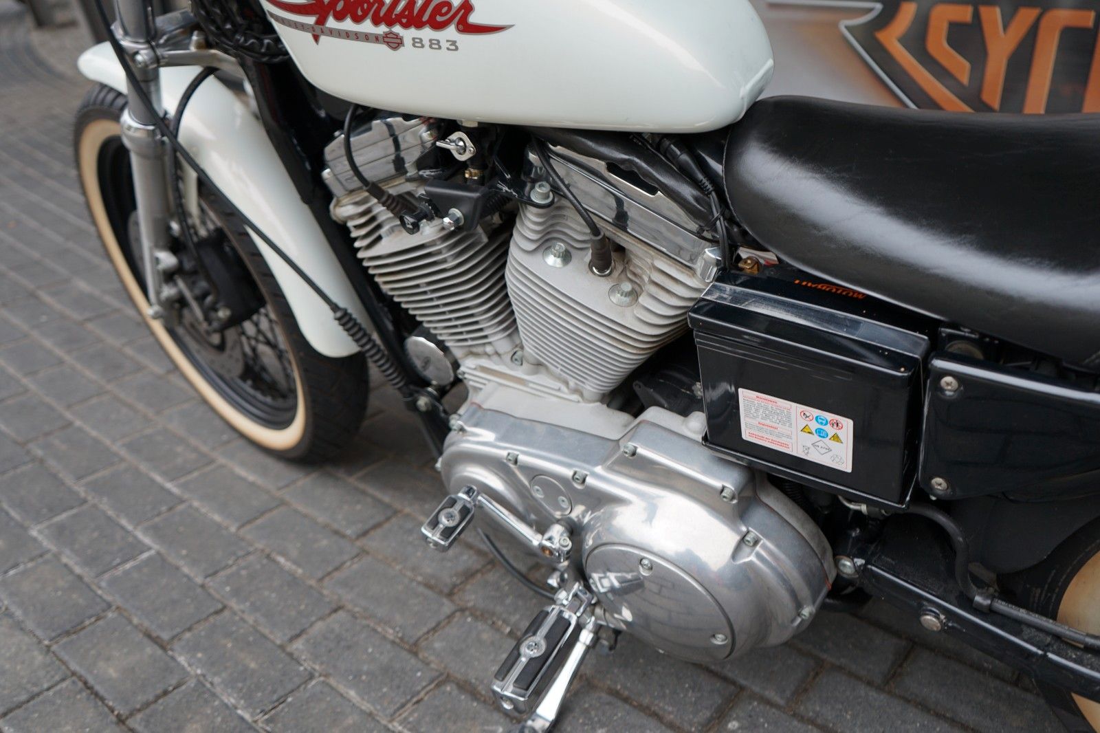 Fahrzeugabbildung Harley-Davidson Sportster XLH 883 Hugger-Weiß-Wenig KM-Neuwertig