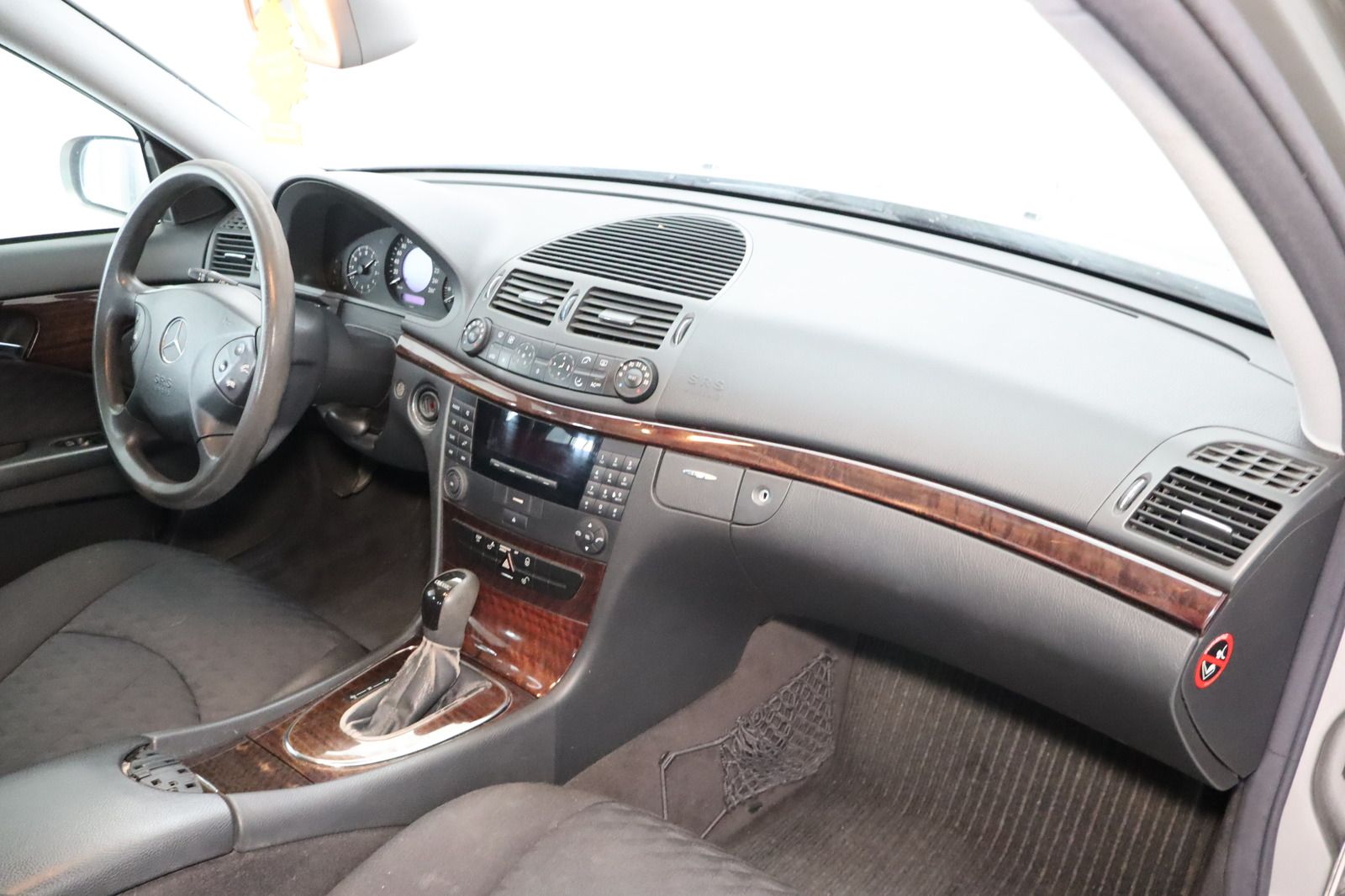 Fahrzeugabbildung Mercedes-Benz E 200 KOMPRESSOR Automatik * Klimaautom. *