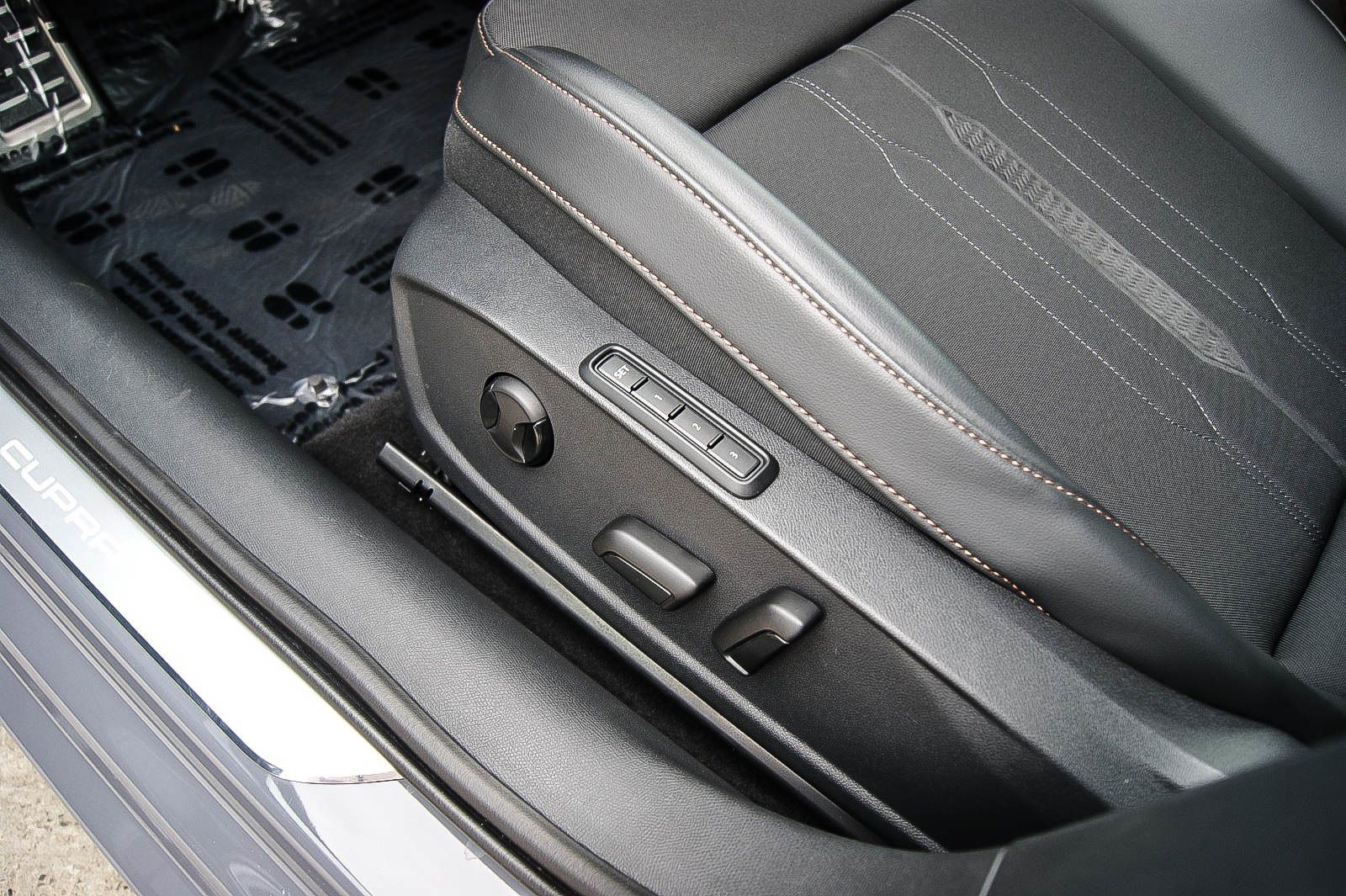 Fahrzeugabbildung CUPRA Leon Sportstourer e-Hybrid PANORAMA CARPLAY ACC