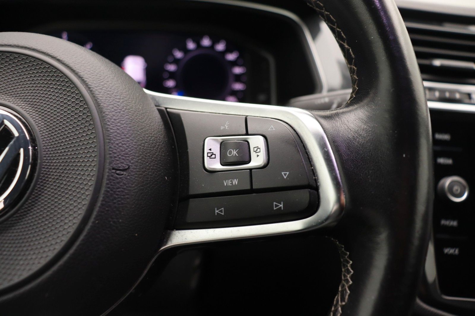 Fahrzeugabbildung Volkswagen Tiguan Highline 4M R-Line Black Style Head-upLED