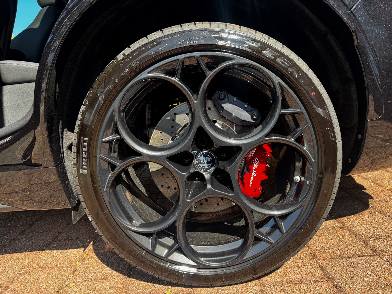 Fahrzeugabbildung Alfa Romeo QUADRIFOGLIO 2.9 V6 Bi-Turbo Q4 Glasdach Memory