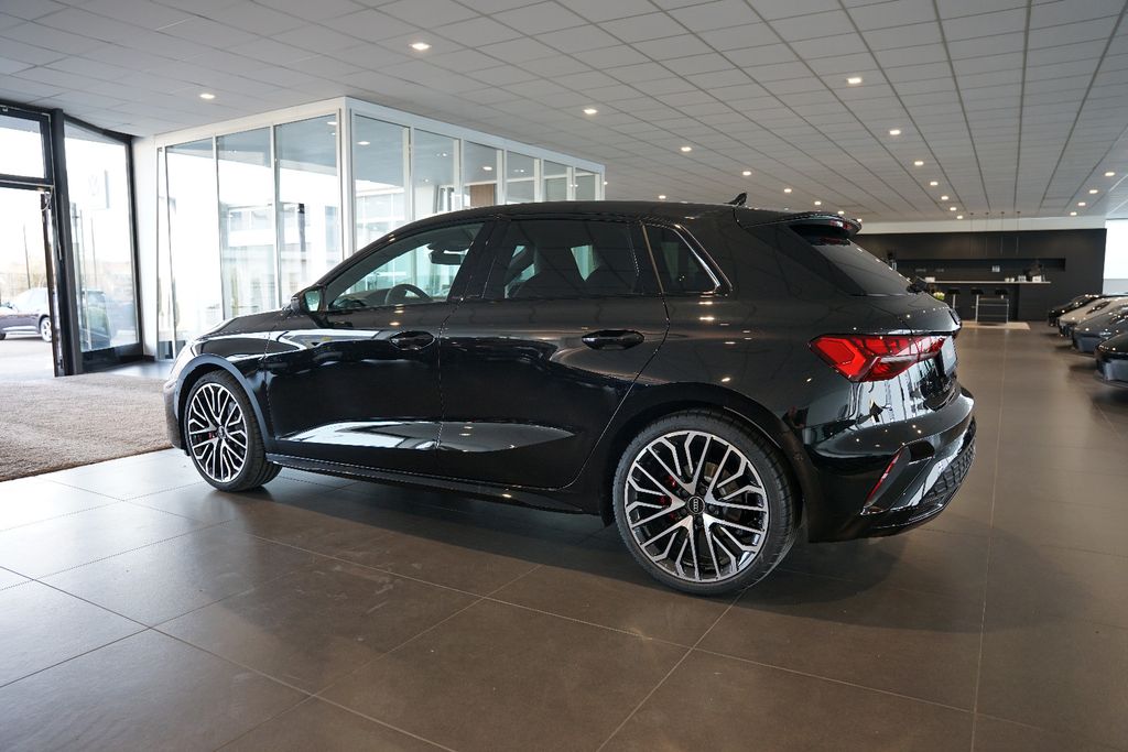 AUDI A3 Sportback 35 TFSI | 2x S line | Pano | Carbon AUDI A3 Sportback 35 TFSI | 2x S line | Pano | Carbon