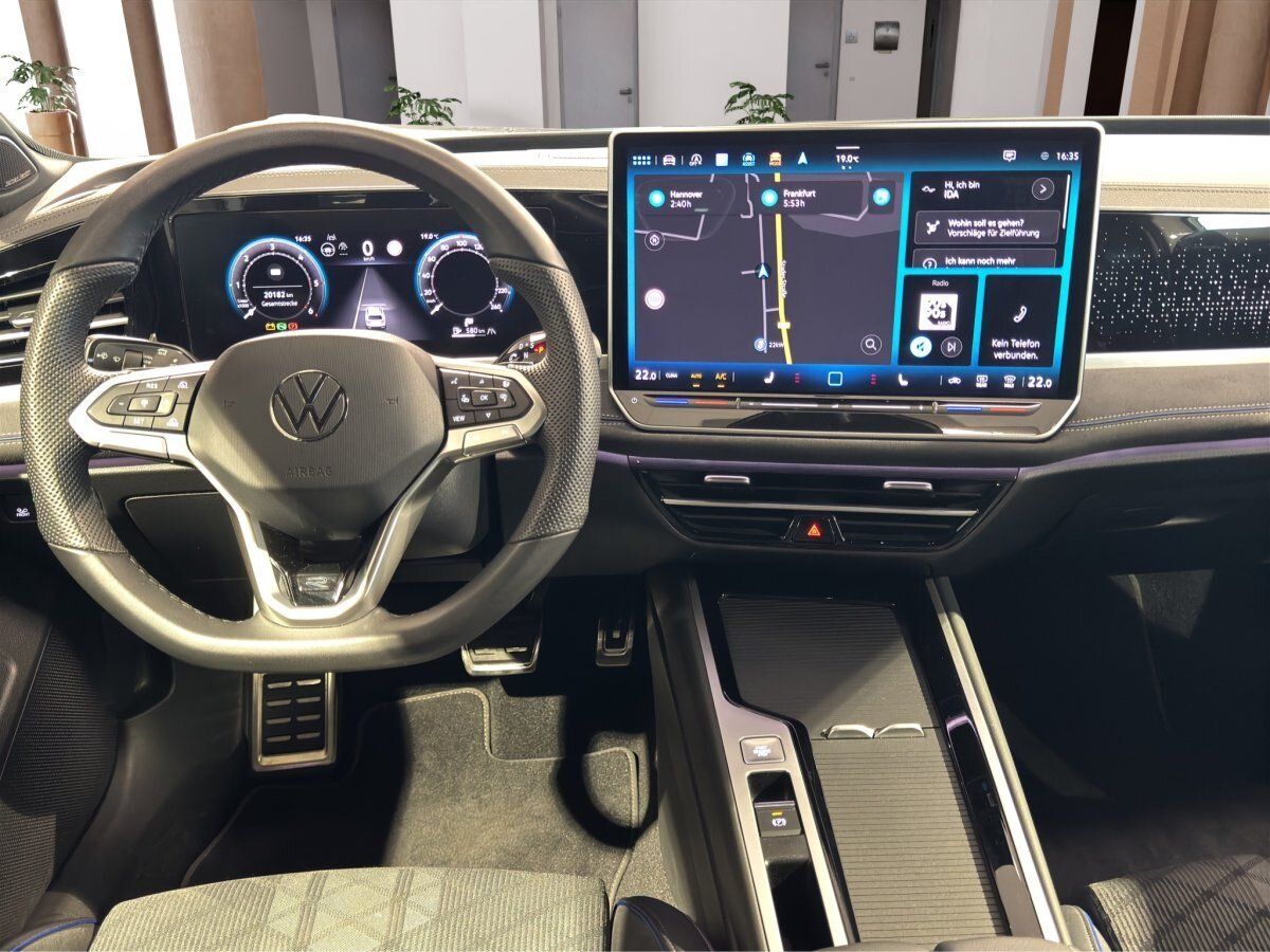 Fahrzeugabbildung Volkswagen Passat R-Line 2.0 TDI DSG AHK AreaView Pano