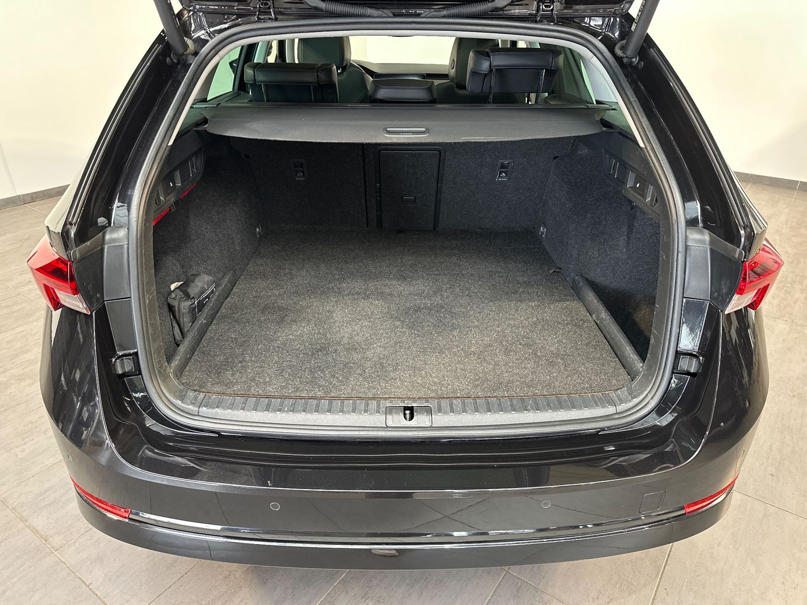 Fahrzeugabbildung SKODA Octavia Combi 1.4 TSI iV DSG Style NAV+LED+HUD