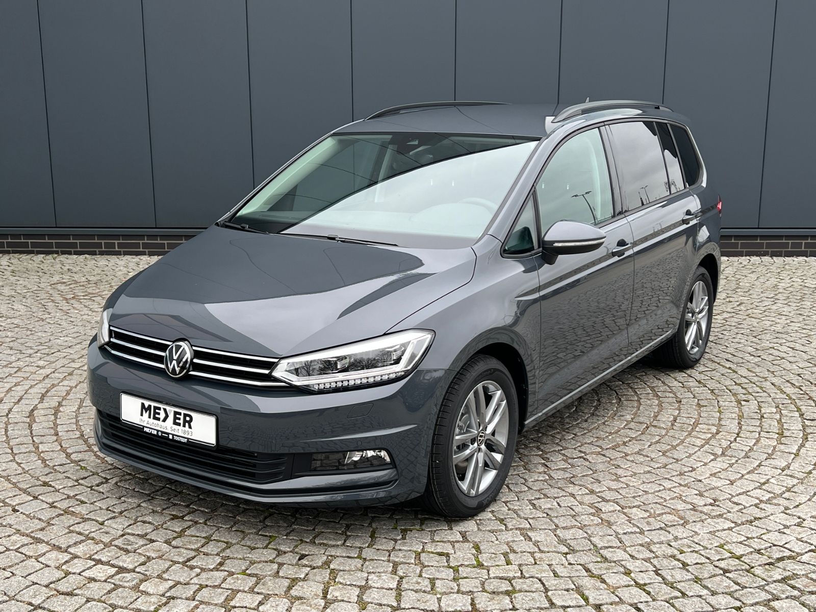 Fahrzeugabbildung Volkswagen Touran Comfortline 1.5 TSI DSG *LED, AHK, 7 Sitz